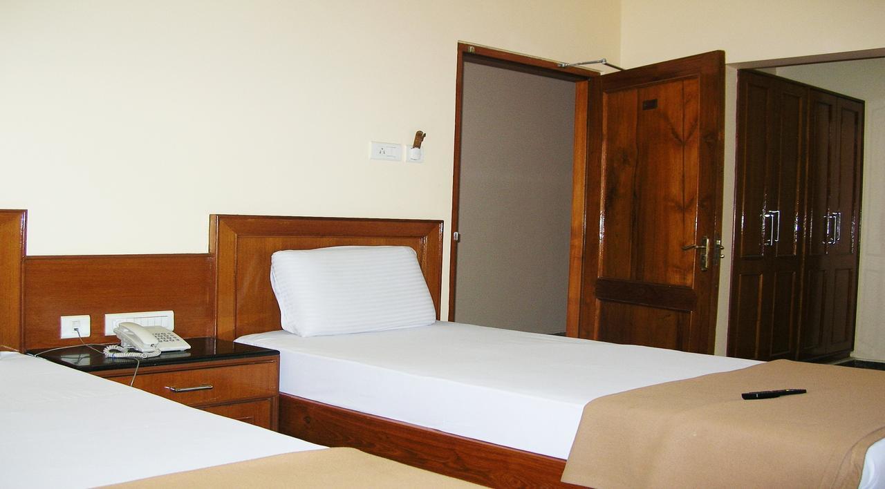 Отель Athidhi Residency Тирупати Экстерьер фото