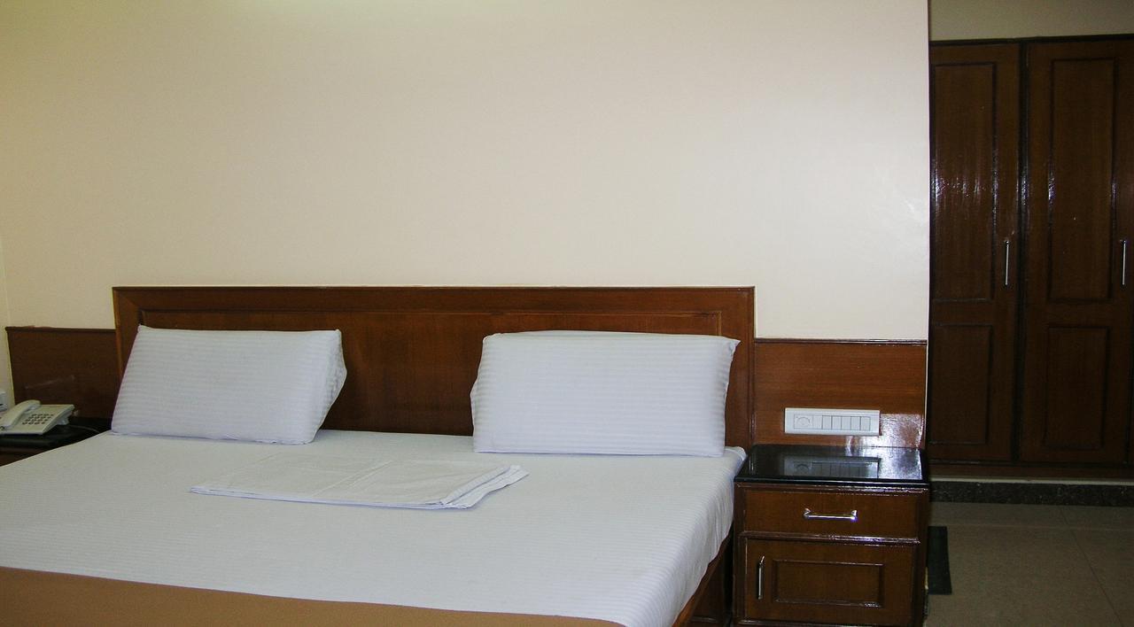 Отель Athidhi Residency Тирупати Экстерьер фото