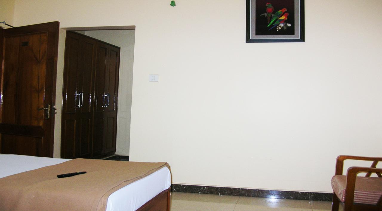 Отель Athidhi Residency Тирупати Экстерьер фото